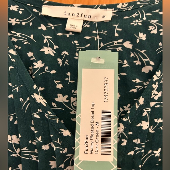 NWT Fun 2 Fun Medium 3/4 sleeve green & white floral blouse - Picture 2 of 6
